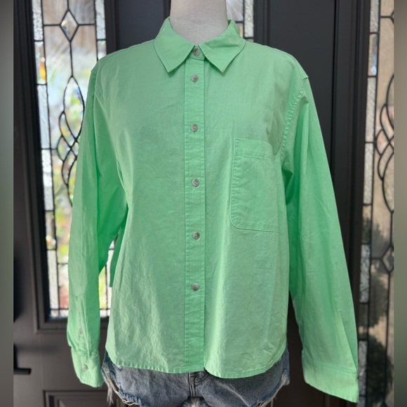 Universal Threads Linen Blend Long Sleeve Boxy
Cropped Button-Down Shirt Size 1X - Picture 4 of 9